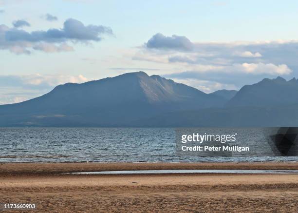 mountain peaks on the isle of arran seen from the isle of bute, scotland - argyll and bute stock-fotos und bilder