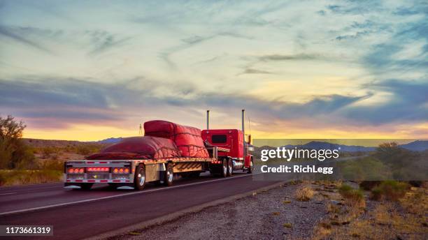 camion semi a lungo raggio su una rural western usa interstate highway - vehicle trailer foto e immagini stock