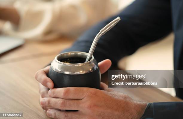 infusión argentina que la gente llama mate - yerba mate fotografías e imágenes de stock