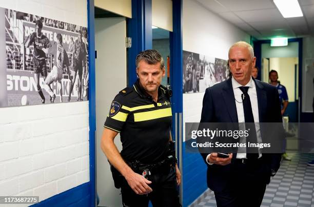 Politie en hoofd beveiliging in overleg na het tijdelijk staken van de wedstrijd during the Dutch Keuken Kampioen Divisie match between FC Den Bosch...