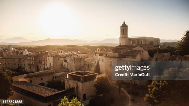 gerona bei sonnenuntergang von oben gesehen - girona stock-fotos und bilder