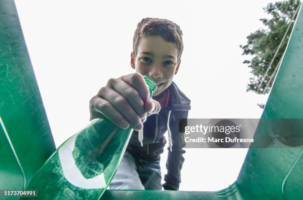 junge recycling-kunststoff-flasche - city cleaning stock-fotos und bilder