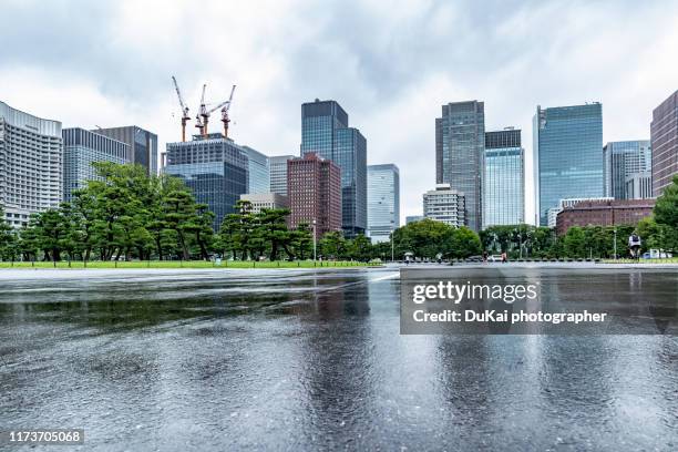 tokyo city square road - くもり ストックフォトと画像