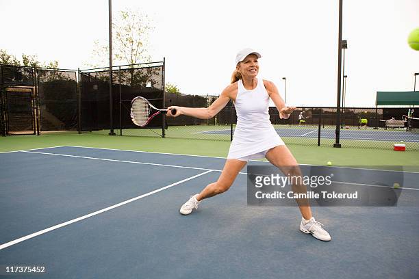 woman playing tennis - tênis esporte de raquete - fotografias e filmes do acervo