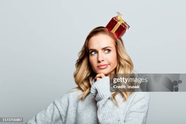 retrato de navidad de linda hermosa mujer, cerca de la cara de la foto de stock - funny christmas gift fotografías e imágenes de stock