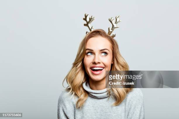 weihnachtsporträt von aufgeregt schöne frau, nahaufnahme des gesichts stock foto - christmas studio stock-fotos und bilder