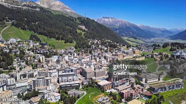 luchtfoto van st. moritz (sankt moritz), high alpine badplaats in het engadin, graubunden, zwitserland. - saint moritz stockfoto's en -beelden