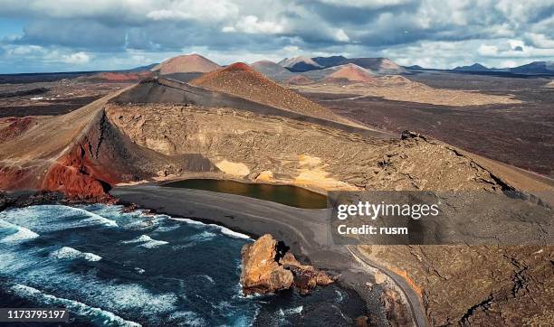 aerial view of volcanic lake el golfo, lanzarote, canary islands, spain - lanzarote imagens e fotografias de stock