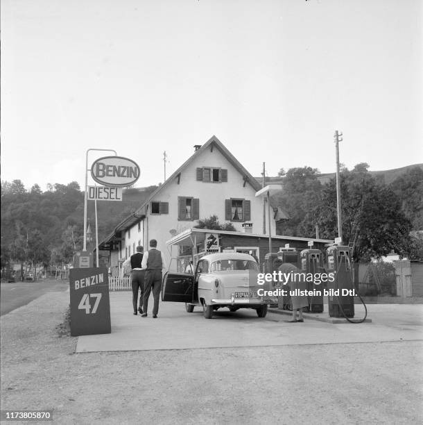 Auftanken an Zapfsäule in Bargen; 1956
