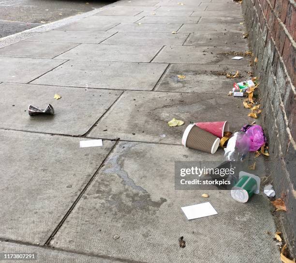 rubbish pollution on city street - debris imagens e fotografias de stock