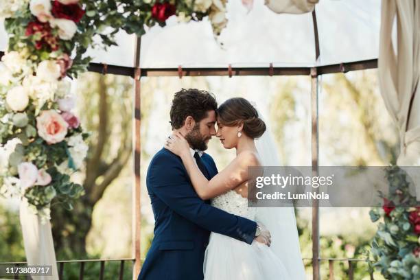 notre heureux jamais après commence ici - just married photos et images de collection