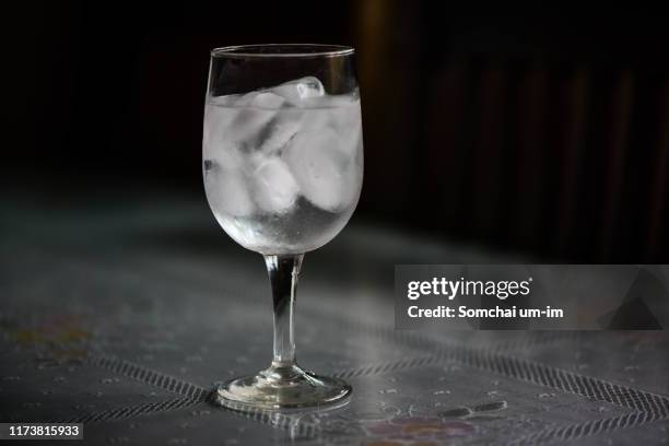 water and ice in glass - um único objeto fotografías e imágenes de stock