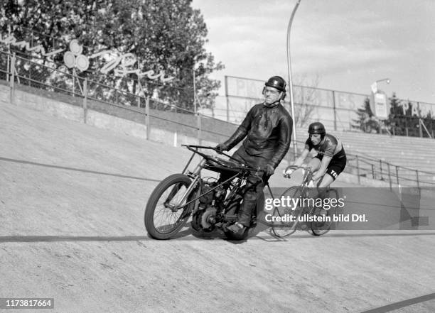 Hans Martin and Ferdi Kuebler, pacemaker race 1958