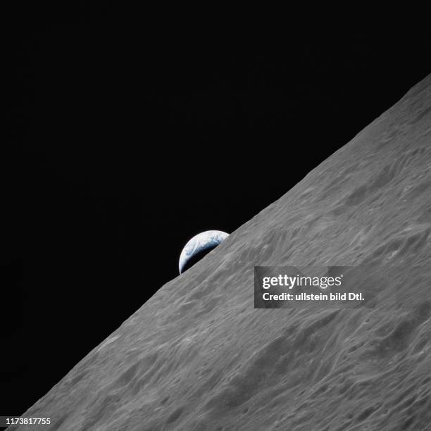 The Earth at the moon, lunar horizon