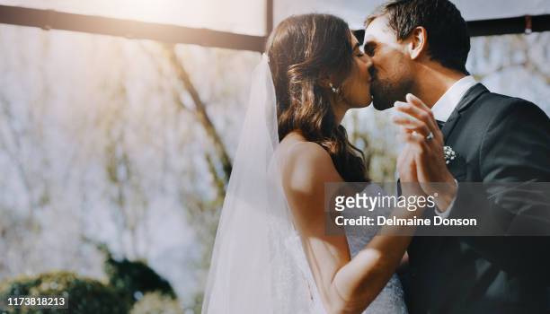 die braut ist seine zu küssen - wedding couple happy stock-fotos und bilder