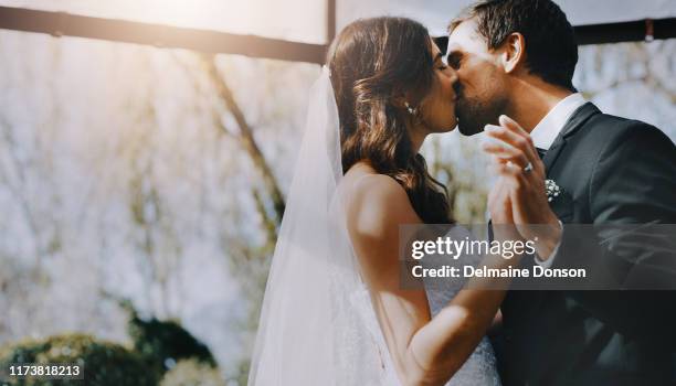 la sposa è sua da baciare - bride couple foto e immagini stock