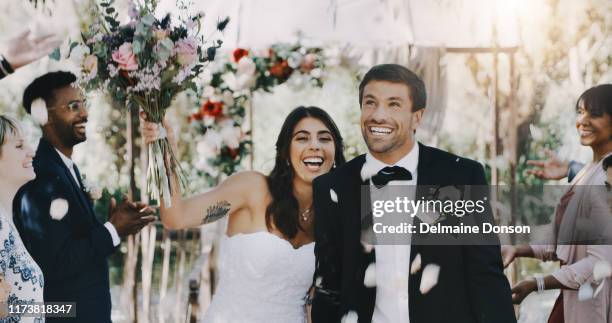 wie wil dit boeket? - wedding guests stockfoto's en -beelden