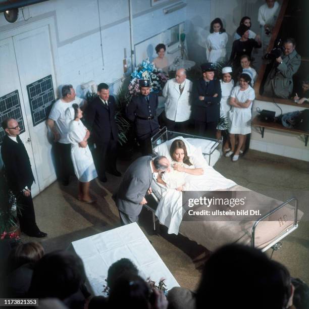 122 Sophia Loren 1969 Stock Photos, HighRes Pictures, and Images