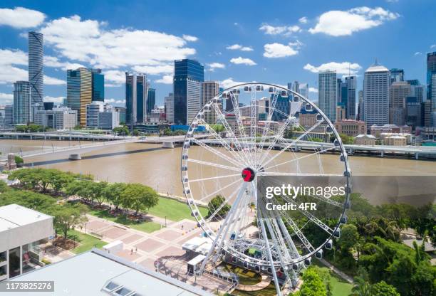brisbane star observation wheel with skyline. - brisbane transport stock pictures, royalty-free photos & images