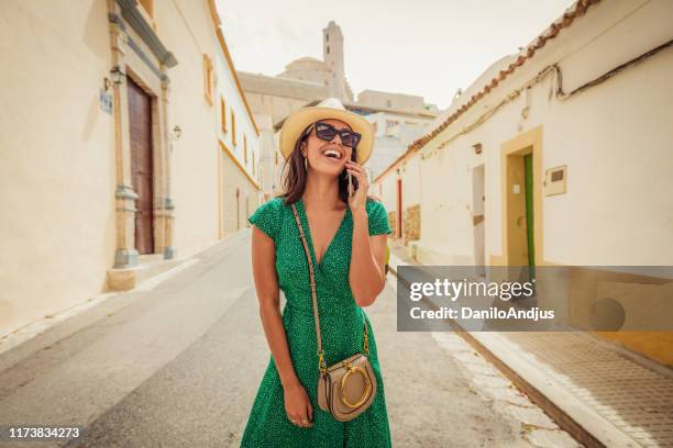 vrolijke vrouw praat op haar smartphone - sunglasses isolated stockfoto's en -beelden