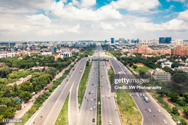 highway in new delhi, india - two lane highway 個照片及圖片檔