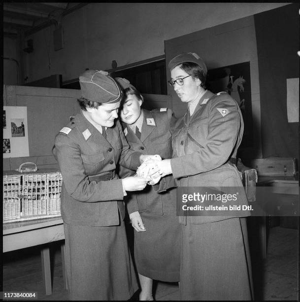 Soldatinnen mit Brieftaube Basel 1955