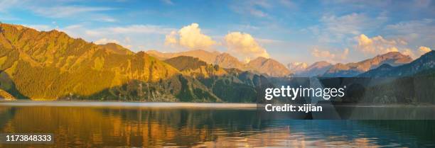 lac tianchi dans la province de xinjiang, chine - xinjiang province photos et images de collection