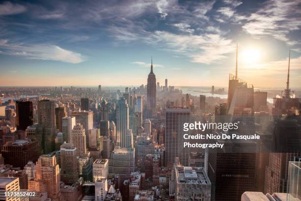 helicopter aerial view of new york city - skyline stock-fotos und bilder