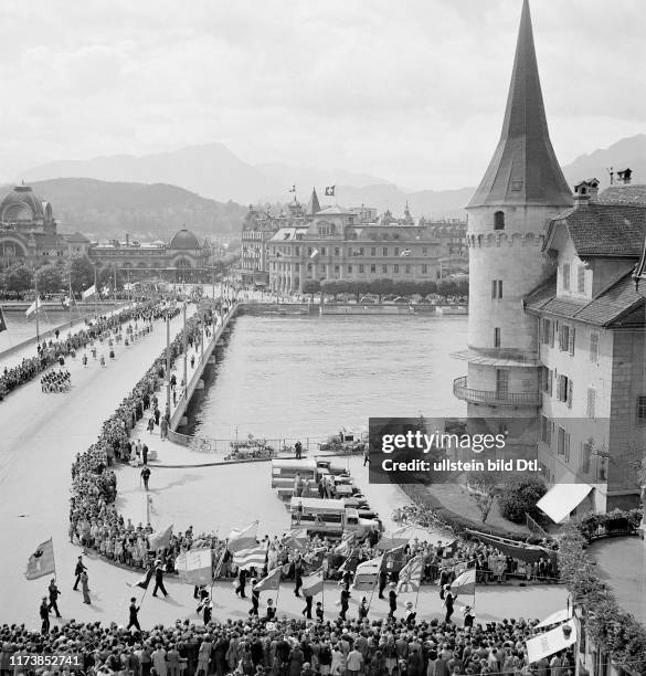 Swiss wrestling festival Lucerne 1948: parade on Seebruecke bridge