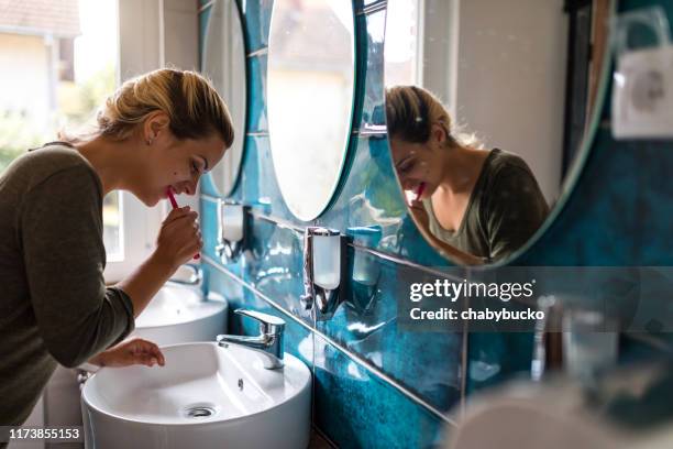 junge frau zähne putzen - man washing his teeth stock-fotos und bilder