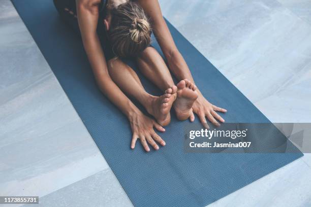 yoga oefeningen thuis - training copy space stockfoto's en -beelden