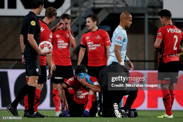 Referee Richard Martens, Daan Klomp of Helmond Sport, Joeri Poelmans of Helmond Sport, Ferry de Regt of Helmond Sport Dean Koolhof of Helmond Sport,...