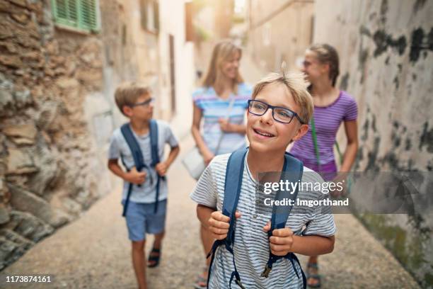 moeder en kinderen sightseeing stad in majorca, spanje - oude stad stockfoto's en -beelden