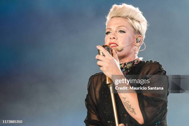 39,061 The Singer Pink Stock Photos, High-Res Pictures, and Images - Getty  Images