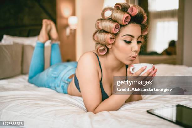 kaffeezeit für pin up girl - lockenstab stock-fotos und bilder