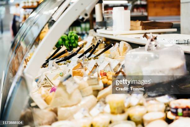 スーパーでチーズカウンターをクローズアップ - デリカッセン ストックフォトと画像