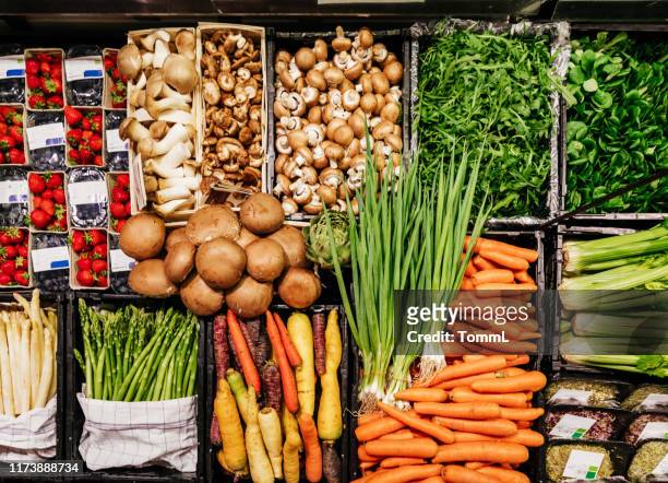 luftaufnahme verschiedener gemüse im supermarkt - obst stock-fotos und bilder