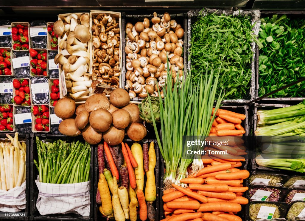 スーパーマーケットでの様々な野菜の航空写真