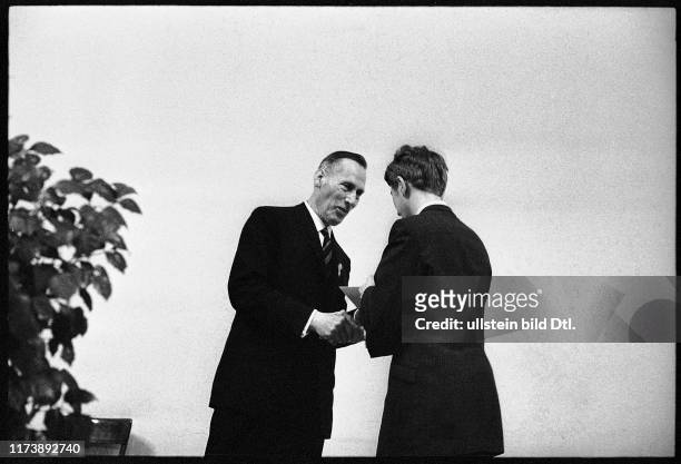 Award Ceremony Swiss Youth Researches 1969: Prof. Portmann and laureate