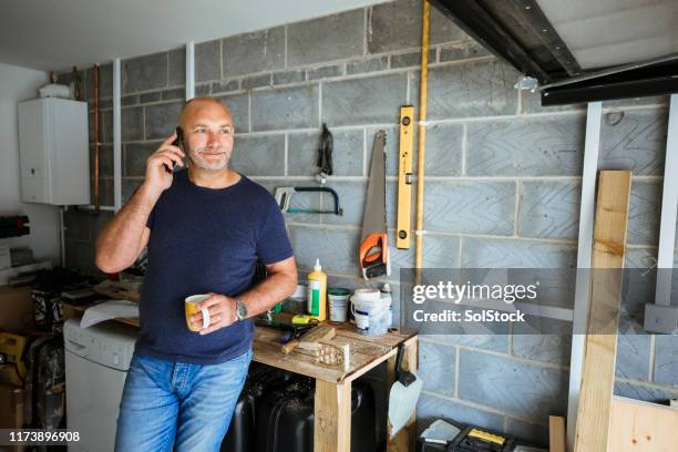 het noemen van de hout werf - 40's rumpled business man stockfoto's en -beelden