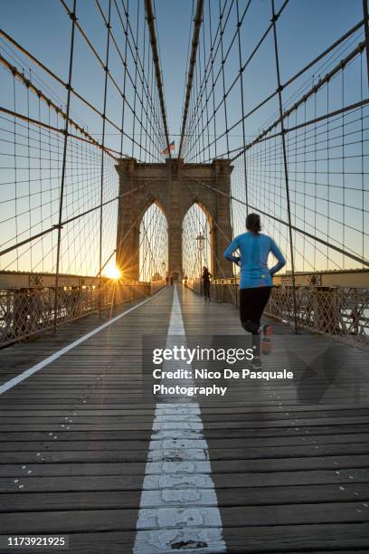 runner at the brooklyn bridge - runner sunrise stock pictures, royalty-free photos & images