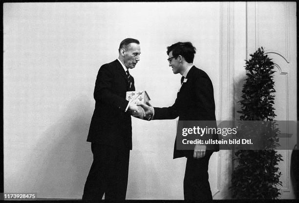 Award Ceremony Swiss Youth Researches 1969: Prof. Portmann and laureate