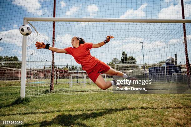 fotboll straffspark med tonåring kvinnlig målvakt - goalie bildbanksfoton och bilder