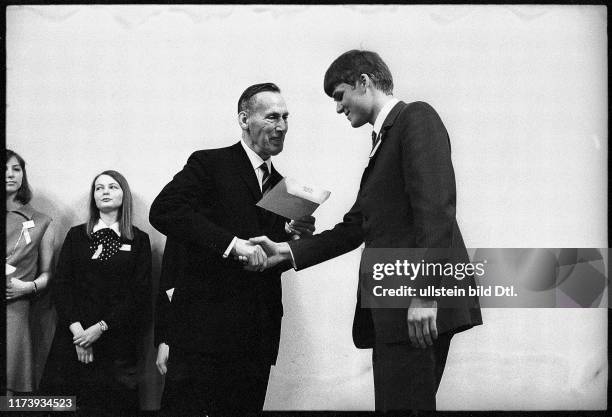 Award Ceremony Swiss Youth Researches 1969: Prof. Portmann and laureate