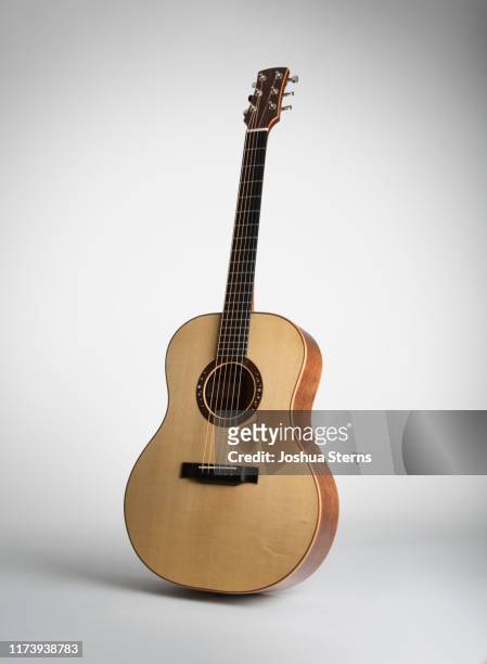 acoustic guitar - guitarrista fotografías e imágenes de stock