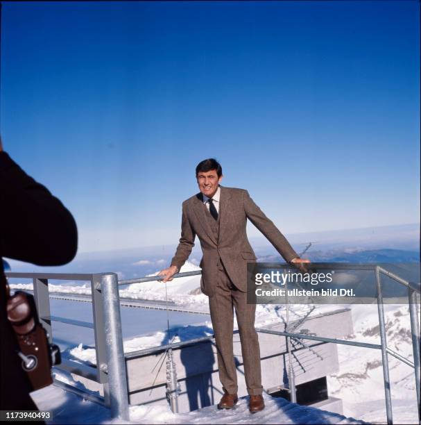Shooting of the Bond film "On her Majestys service" on the Schilhorn 1968: George Lazenby as James Bond Shooting of the Bond film "On her Majestys...