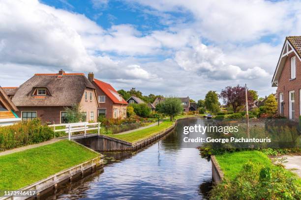 canal in picturesque dutch village - giethoorn stockfoto's en -beelden