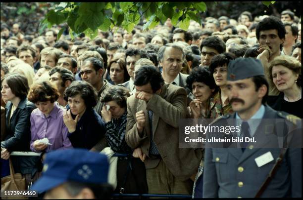 Weinende Zuschauer am Staatsbegräbnis von Josip Broz Tito 1980