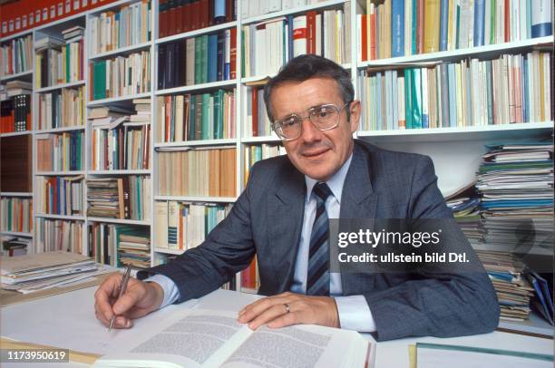 Arnold Koller an seinem Arbeitstisch 1986