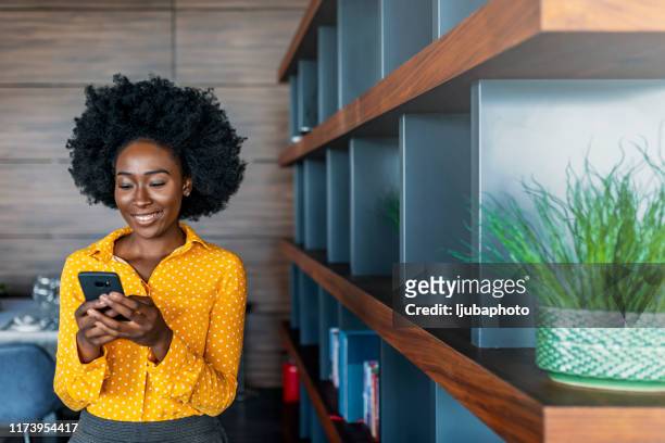 donna d'affari che legge messaggi di testo sul cellulare - e mail foto e immagini stock
